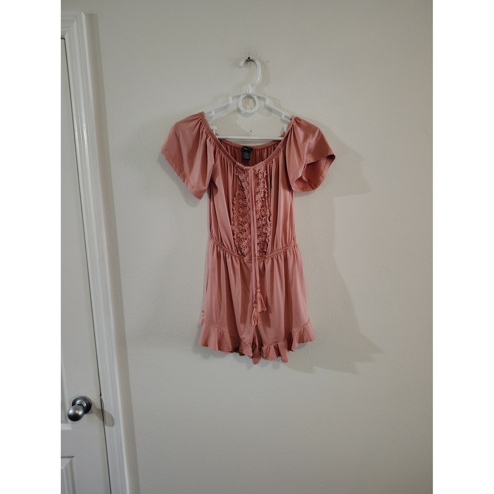 Rue21 Women Pink Crochet‎ Lace Off The Shoulder Boho Ruffle Hem Romper Small